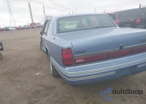 1994 Lincoln Town Car Executive z USA, uszkodzony, nr VIN 1LNLM81W0RY669379